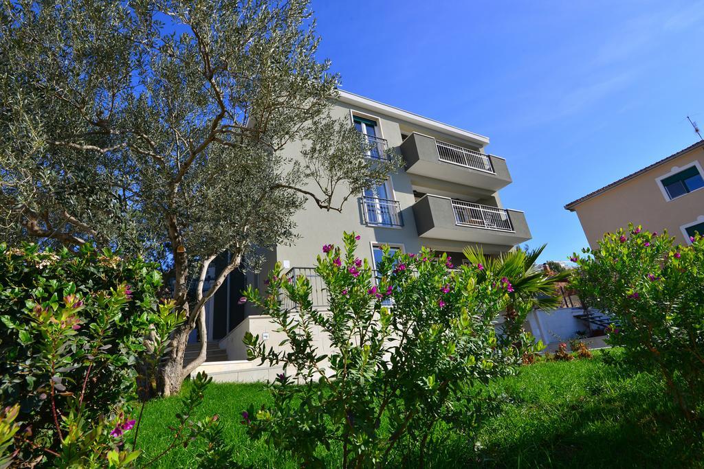 Apartments Villa Coratina トロギール エクステリア 写真